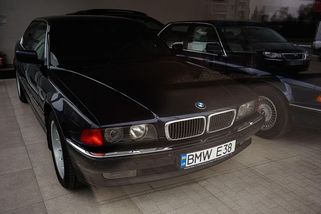 Limuzínu BMW používají Ukrajinci jako raketomet - Novinky