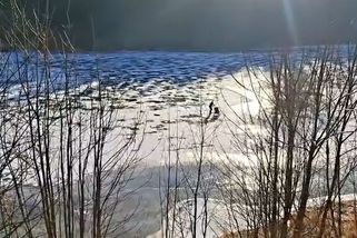 Žena s kočárkem bruslila na Labské nádrži navzdory zákazu. Strážníci zveřejnili video - Novinky