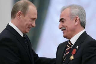 Tabákový car a král severu Řecka. To je ruský oligarcha s fabrikou ve Slaném - Seznam Zprávy