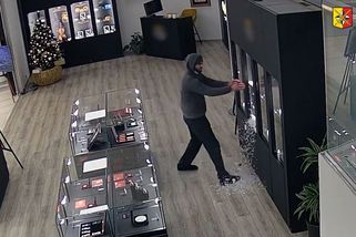 Kamenem rozbil vitrínu a v mžiku zmizel se zlatem za miliony. Zloděje v obchodě v Praze natočila kamera - Novinky