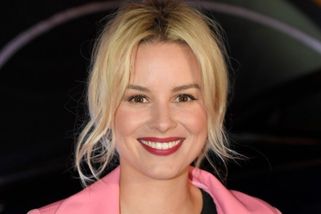 Módní policie: Patricie Pagáčová dorazila na přehlídku ve výrazném růžovém kabátku. Vypadala zkrátka skvěle - OnlyU