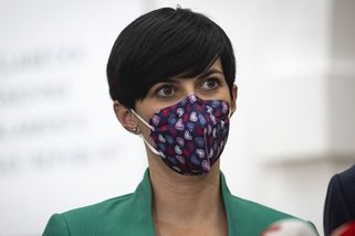 Zasloužíš znásilnit a vyhodit z okna, napsala žena šéfce Sněmovny. Policie ji stíhá - Novinky