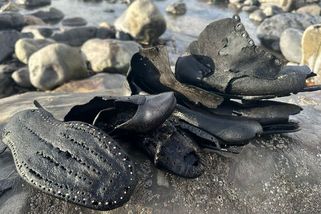 Moře vyplavilo na pobřeží Walesu stovky téměř 200 let starých bot - Novinky