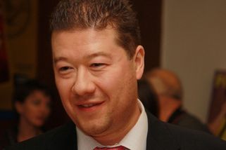 Okamurův idealismus. Ukončit finanční podporu Ukrajincům a zachránit tím Českou poštu a rozpočet ČR - Médium.cz