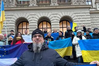 Stojí před muzeem, aby na něj vrátili vlajku Ukrajiny. „Nic proti Česku,“ zdůrazňují