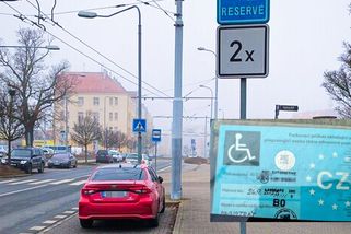 Babička zemřela. Muž dál používal její parkovací kartu pro postižené - Novinky