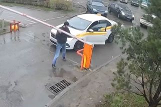 Závora v Rusku nechtěla jít nahoru, rozzuřený taxikář ji urval holýma rukama - Novinky