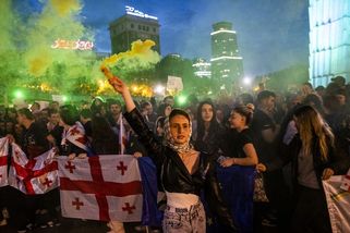 Protesty už vládám nelámou vaz. Pomocnou ruku jim dává i Moskva - Seznam Zprávy