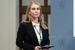 Glosa: Všechny premiérovy ženy a případ kosticových podprsenek - Seznam Zprávy