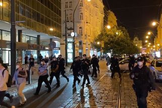 Manévry v Praze. Dav policistů a hygieniků kontroloval hudební kluby - Novinky