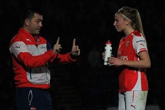 Tým plný bělošek sklidil v Británii vlnu kritiky - Médium.cz