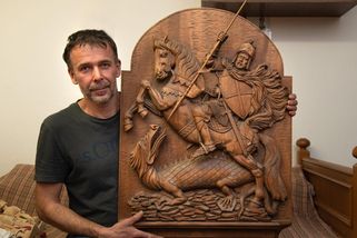 Nevydrží bez dláta. Řezbář z Plzeňska už třicet let tvoří jedinečná díla - Novinky