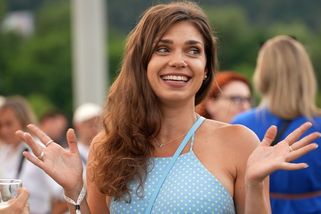 Elegance, šik a noblesa? Po fotce Denisy Pfauserové v jednodílných plavkách přišla diskuze, jak chodit na WC - Super.cz