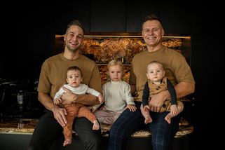 Nahlédněte do barrandovského bytu dvou tatínků, kteří společně vychovávají tři děti