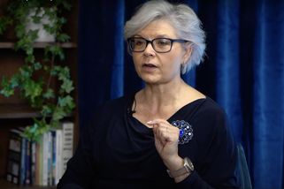 Glosa: Jste gay? Ptá se senátorka náměstka. Vítejte v Česku 2025 - Seznam Zprávy