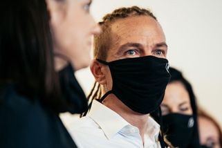 „Bartoš rozdává drogy.“ Proti lživé kampani Piráti nasadí špičkový software - Seznam Zprávy