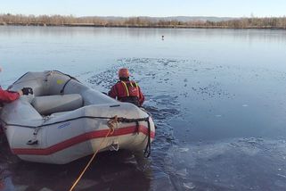 Pes uvízl na tenkém ledě. Denise z rybníka u Sokolova zachraňovali hasiči na člunu - Novinky