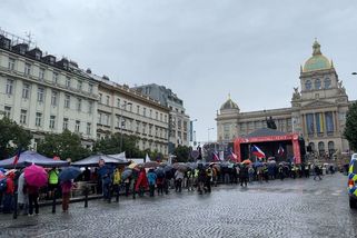 Vlastenec před Národním muzeem: Jsem Čech a tohle je naše divadlo - Novinky