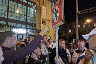 Muž vytasil na Rakušana transparent s hákovým křížem. „Děda byl v koncentráku,“ zlobil se ministr - Novinky