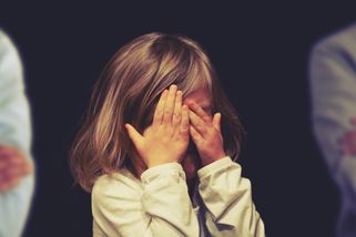 Dluhy na výživném se budou prodávat. Pomoc samoživitelům, nebo obchod s chudobou?