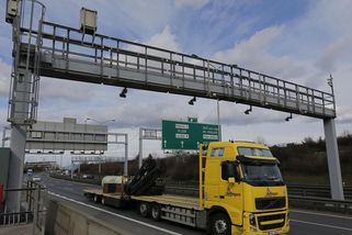 Nákladní auta by měla platit skoro na všech silnicích, Středočeský kraj chce rozšířit mýtné - Novinky
