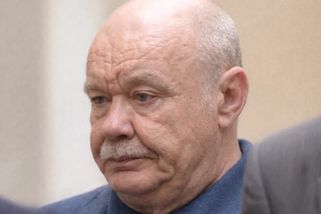 Na stole třímetrový žralok plný kaviáru, ve dveřích URNA. Tak vypadal zátah na mafii U Holubů - Médium.cz