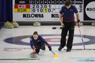Skvělý úspěch. Curleři Zelingrová a Chabičovský postoupili v soutěži smíšených dvojic na olympiádu - Sport.cz