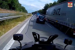 Policisté pomohli protáhnout po D1 sanitku v nesnázích, vezla pacienta po transplantaci plic - Novinky