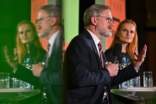 "Bravo Fiala!" Premiér po boku s Pazderkovou se omlouval za daně, schytal i čtyřku