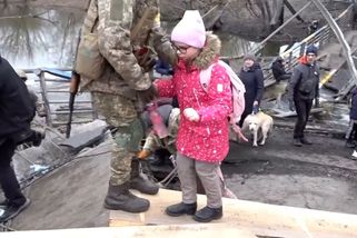 Irpiň čelí těžkému ostřelování, bomby dopadly i na nádraží. U Kyjeva Rusové obsadili psychiatrickou nemocnici - Novinky