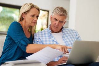 Začíná snížený výpočet důchodů: Kolik peněz lidé ztratí v první vlně a později - Médium.cz