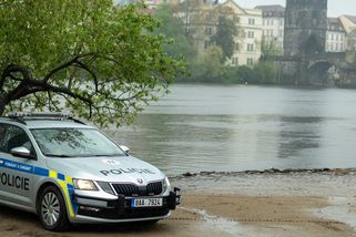 Zbytečná smrt chodce. Rámy na policejních autech jsou průšvih, který stát podporuje — HlídacíPes.org
