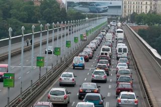 Emisní zóny už mohou začít svazovat česká města. Ministerstvo naznačilo, která to budou