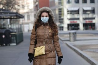 Nasazená rouška na obličeji dělá lidi atraktivnějšími, vyplývá ze studie - Novinky