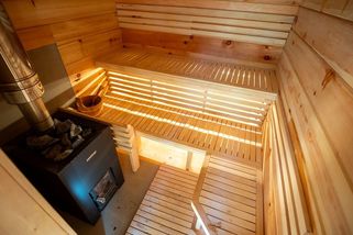 Trojice se na Brněnsku zasekla v rozpálené sauně. Křikem přes dveře aktivovala mobil a zavolala pomoc - Novinky