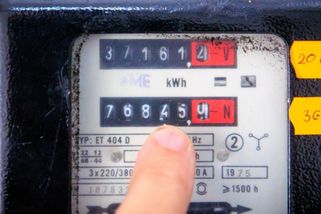 Elektřina lidem zlevní o tisíce. Ale nebude to zadarmo