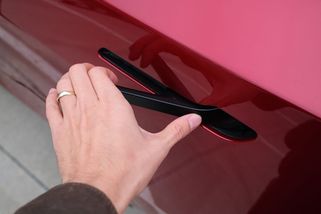 Čína zakáže výsuvné kliky u nových aut, jde o bezpečnost - Novinky