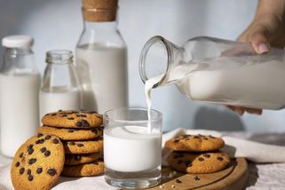 Mléko proti osteoporóze. Potřebujeme suplementovat vápník? - Médium.cz