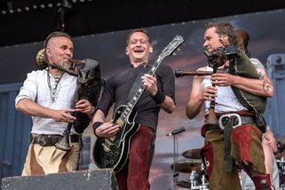 Bývalý člen kapely In Extremo zemřel během protikoronavirové demonstrace - Novinky