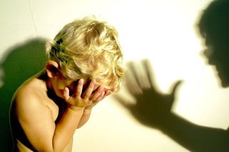 Děti mlátila vařečkou do hlavy a pálila je zapalovačem. Ženu z Domažlicka stíhají za týrání - Novinky