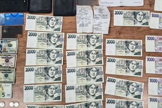 Žena našla u samoobslužné kasy v Plzni poklad. Předala ho strážníkům - Novinky