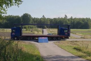 Cyklista proskočil skrz prázdné korby dvou jedoucích kamionů - Novinky