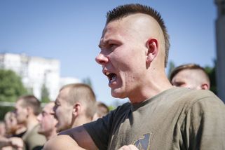 Pluk Azov. Radikálové, nebo tvrdí obránci? - Novinky