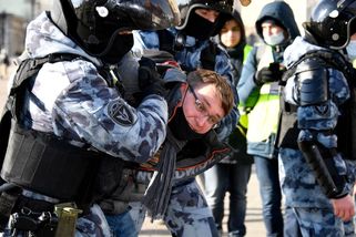 Po celém Rusku se demonstruje proti válce, policie hromadně zatýká - Novinky