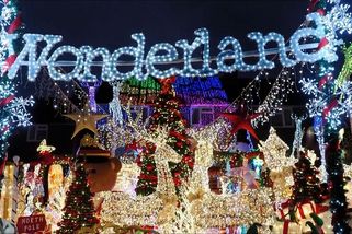 Přenádherně vánočně vyzdobený dům je připomínkou nesmírného smutku rodiny - Novinky