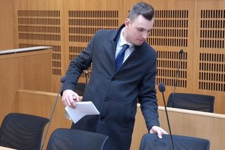 Byly na něj stížnosti, zaznělo u soudu s tramvajákem, který napadl cestující - Seznam Zprávy