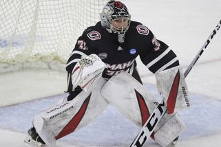 Vzácné ocenění v hokeji. Slovenský brankář bude kapitánem týmu - Sport.cz