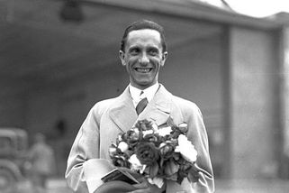 Oči nenávisti: děsivá fotka zachytila okamžik, v němž Joseph Goebbels zjistil, že ho fotografuje Žid - Médium.cz