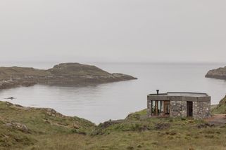 Dům roku RIBA 2025 je menší stavbou, která téměř splývá s okolím - Novinky