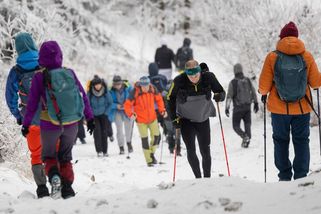 Na Lysou horu na Silvestra vyšly tisíce lidí, opilci opět zaměstnali horskou službu - Novinky
